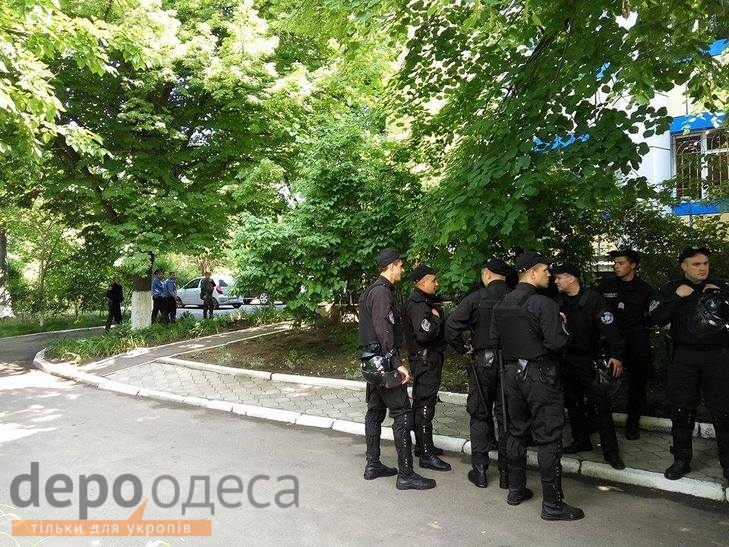 Одеські "правосеки" блокують суд військовою автівкою - фото 1