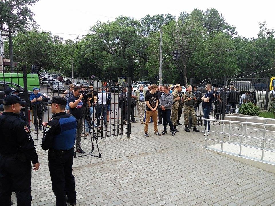 Одеські правосеки не випускають підсудного по справі "2 травня" з будівлі суду - фото 1
