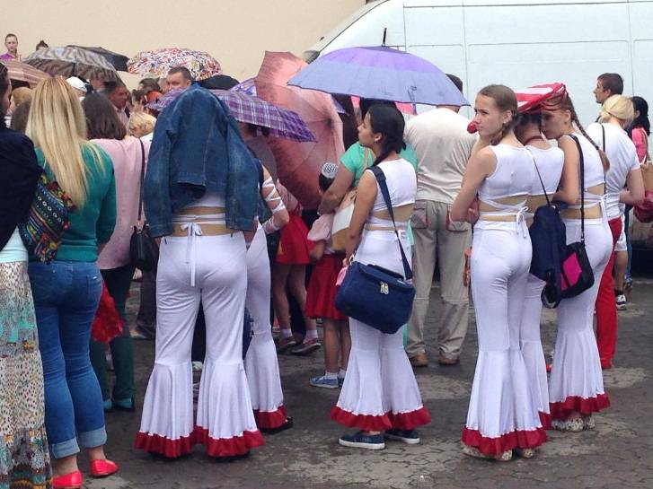 "Па" над парасолями: Як в Ужгороді "добивали" Міжнародний день танцю - фото 4