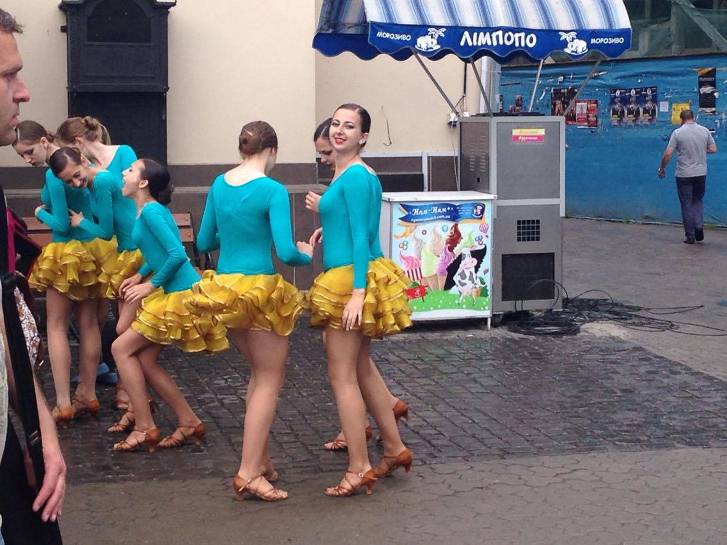 "Па" над парасолями: Як в Ужгороді "добивали" Міжнародний день танцю - фото 7