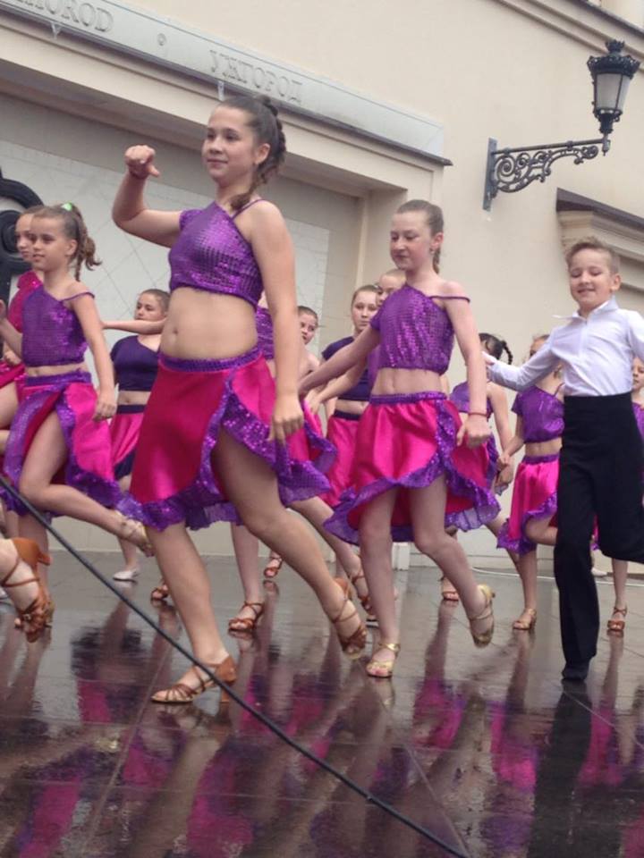 "Па" над парасолями: Як в Ужгороді "добивали" Міжнародний день танцю - фото 2