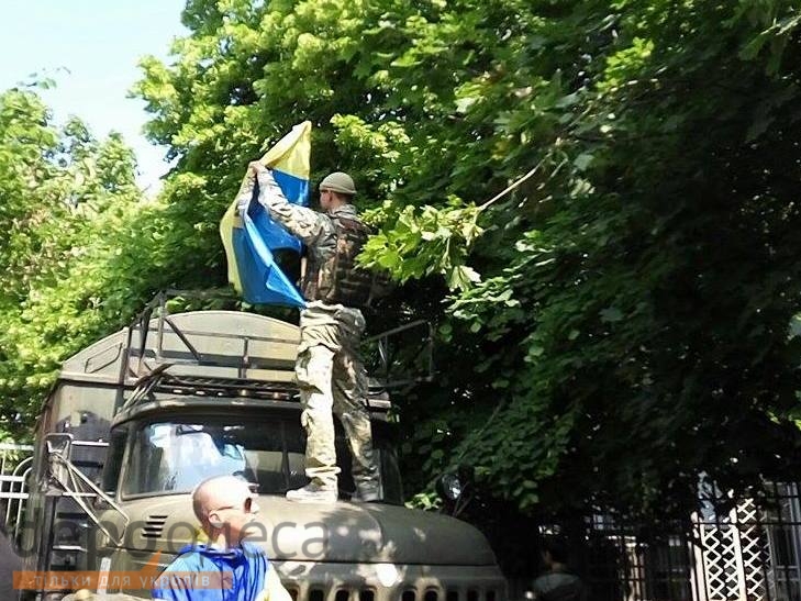 Одеські "правосеки" блокують суд військовою автівкою - фото 4