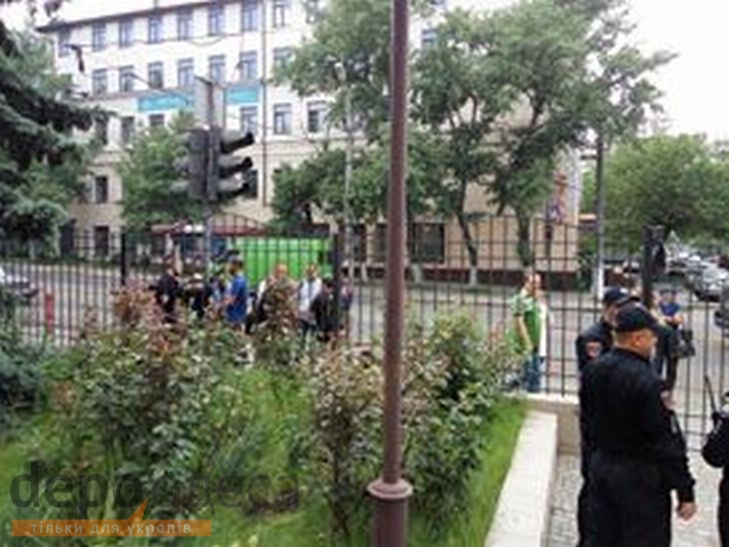 Одеські правосеки не випускають підсудного у справі "2 травня" з будівлі суду - фото 2