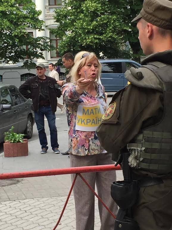 Плакальщиця з "ДНР" знову відпрацьовує кремлівські гроші посеред Києва (ФОТО) - фото 2