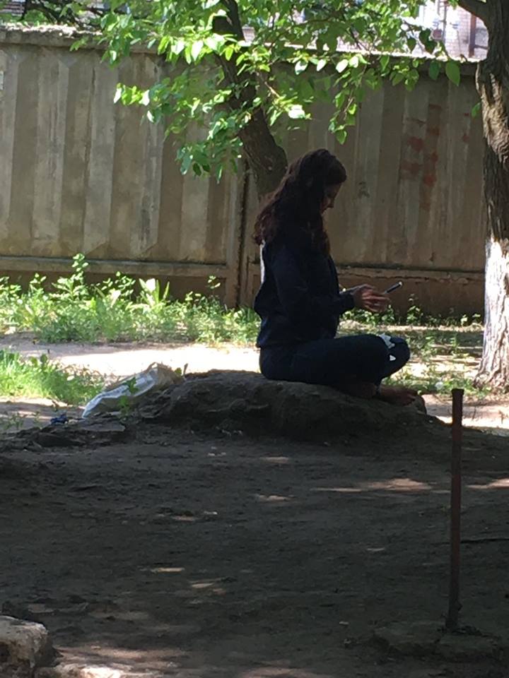 У Краматорську голівудська акторка Ешлі Джадд їла на землі в одному з дворів (ФОТО) - фото 3