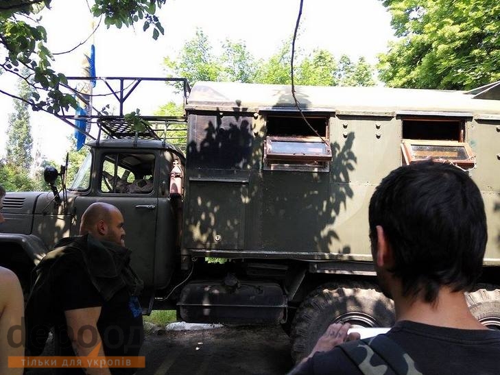 Одеські "правосеки" блокують суд військовою автівкою - фото 3