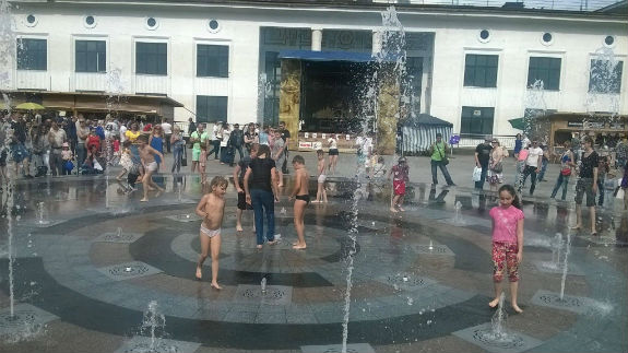 Як маленькі кияни купалися у фонтані на Поштовій площі  - фото 1