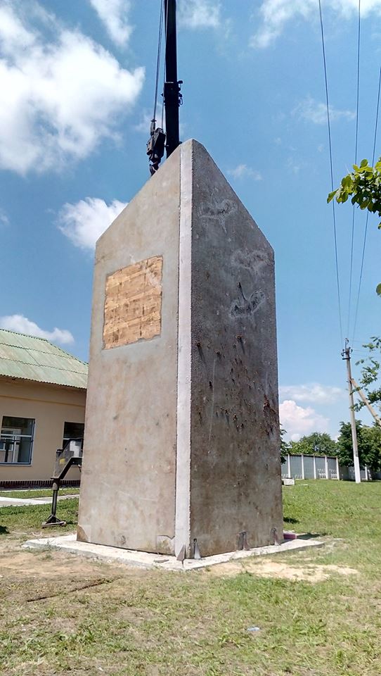 У Миколаєві почали встановлювати пам'ятник загиблим морпіхам