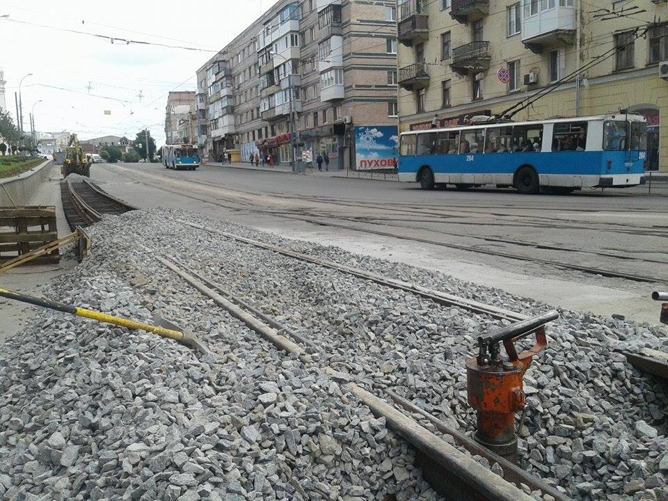 Як монтують тимчасові трамвайні колії на площі Гагаріна - фото 2