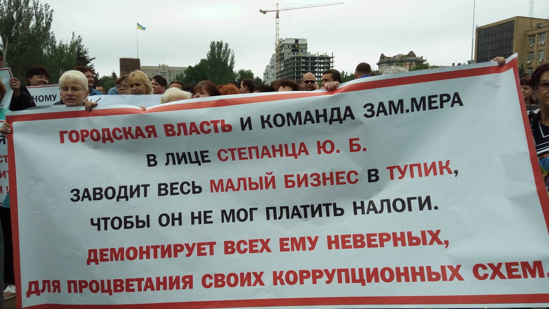 У Миколаєві працівники "будок" прийшли під міськраду з вилами та сміттєвими баками - фото 10