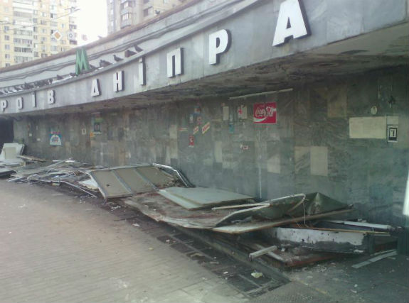 У колі на столичній станції метро "Героїв Дніпра" знесли МАФи. Будують ТЦ? - фото 1