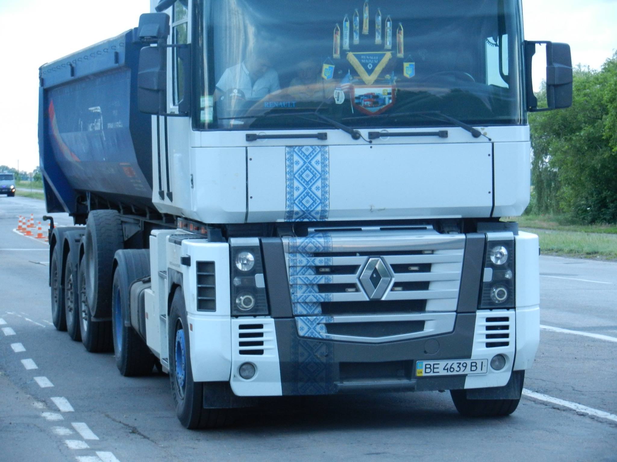 На Миколаївщині фура зламала ваговий комплекс: вантажівки "проскочили" колоною