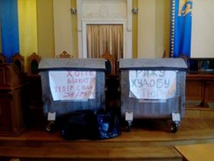 Активісти заблокували депутатів Львова - фото 1