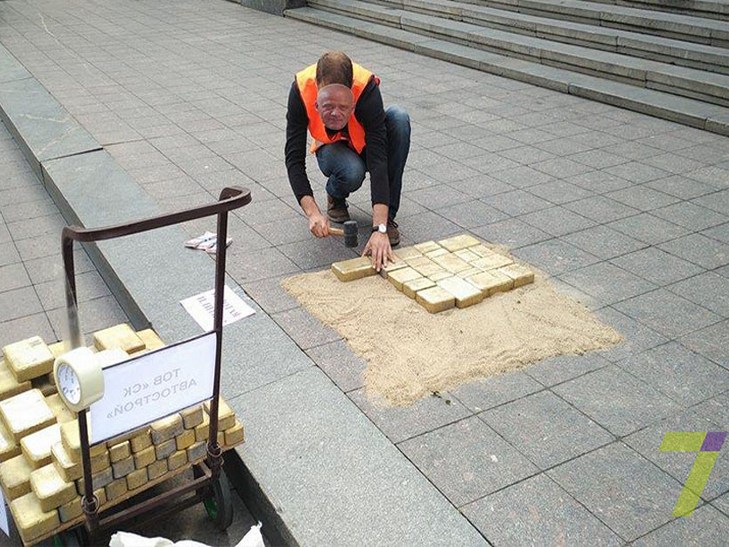 В Одесі поклали "золоту плитку" для Труханова - фото 1
