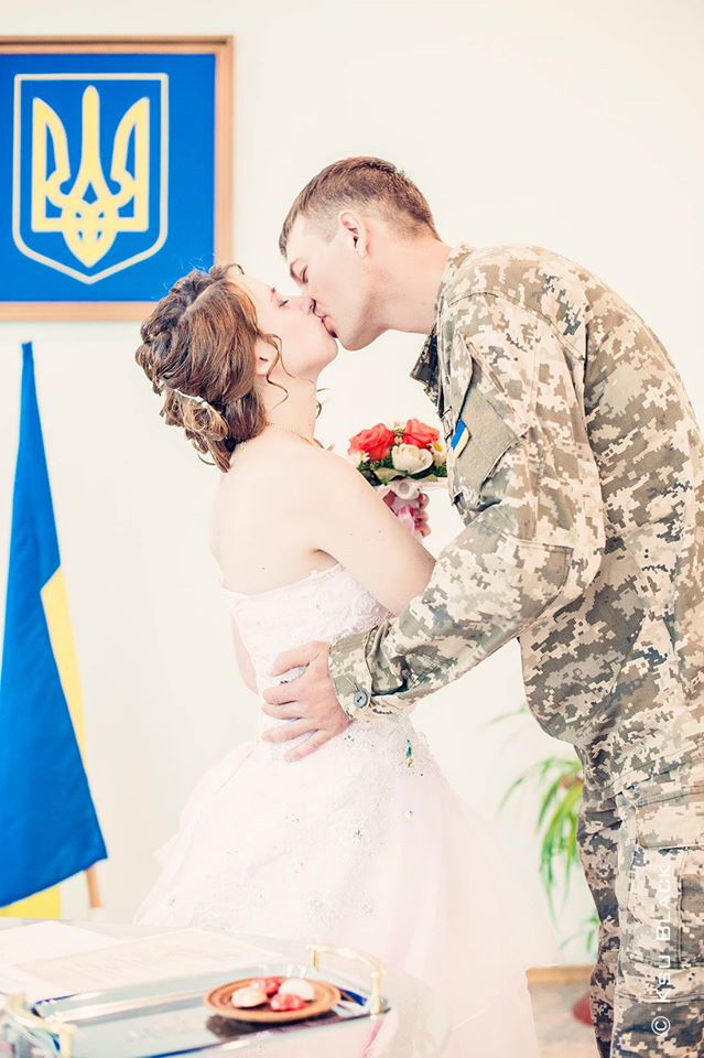 На передовій одружилися військовий і волонтер - фото 3