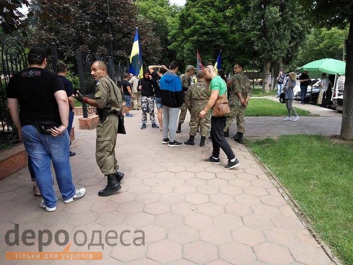 Проукраїнські активісти зібралися під судом, який розглядае дело фігуранта "справи 2 травня" - фото 3