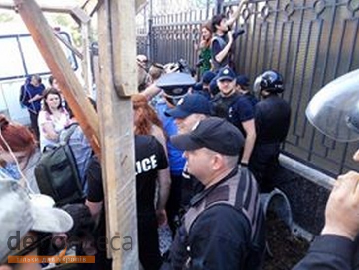 Активісти під консульством Росії в Одесі вигорнули діжку з конячим лайном - фото 1