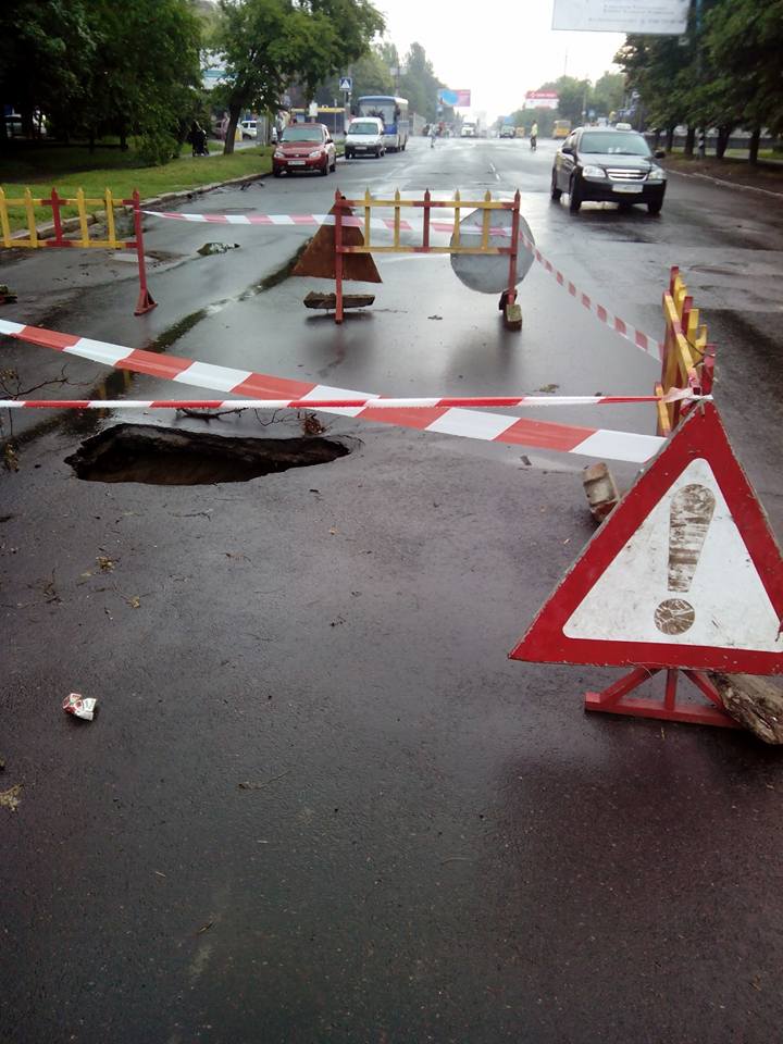 У Миколаєві на щойно відремонтованій дорозі утворилось величезне провалля - фото 2