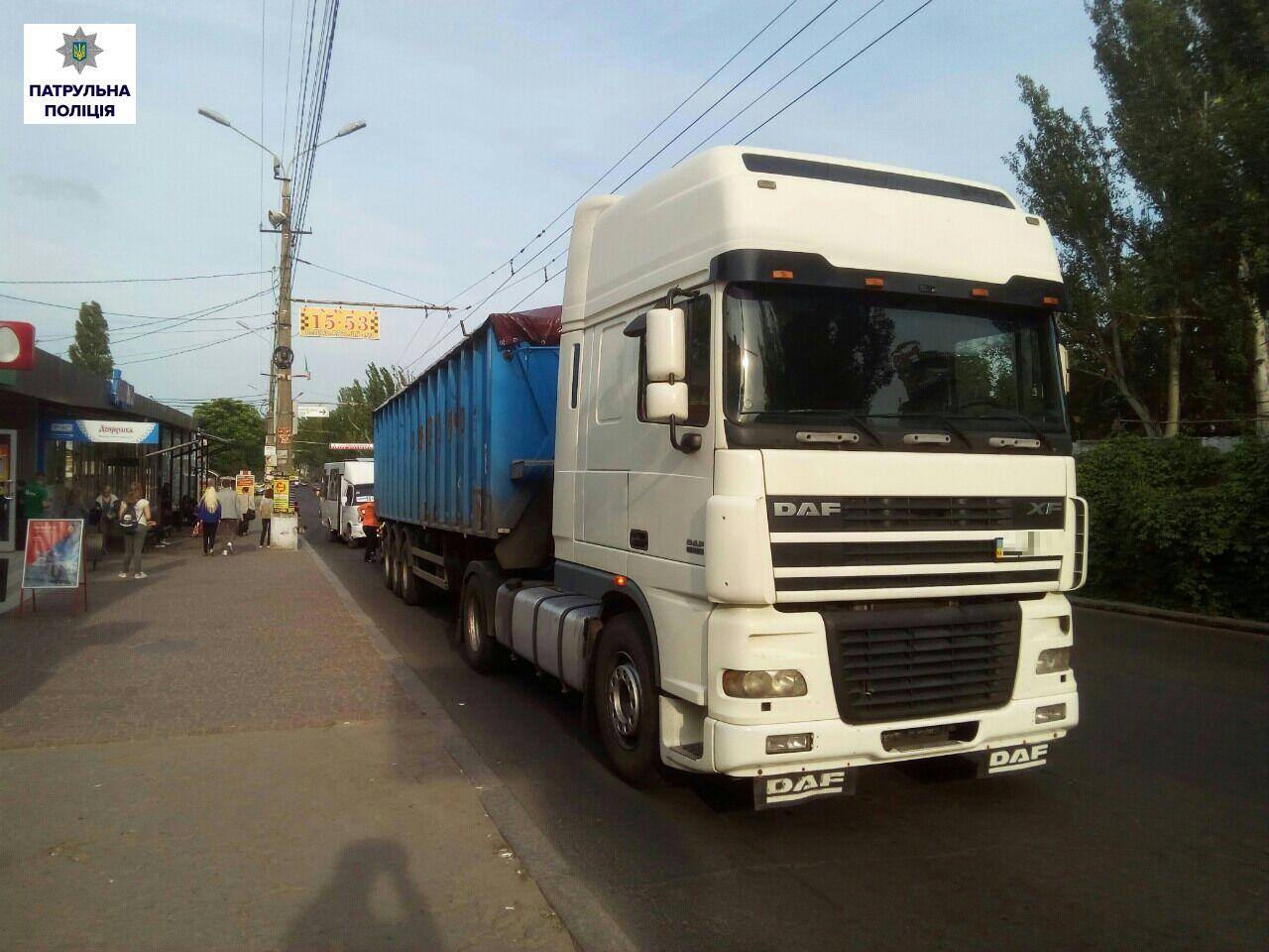 У Миколаєві ще десять водіїв фур, що їхали через місто, "заробили" штраф 