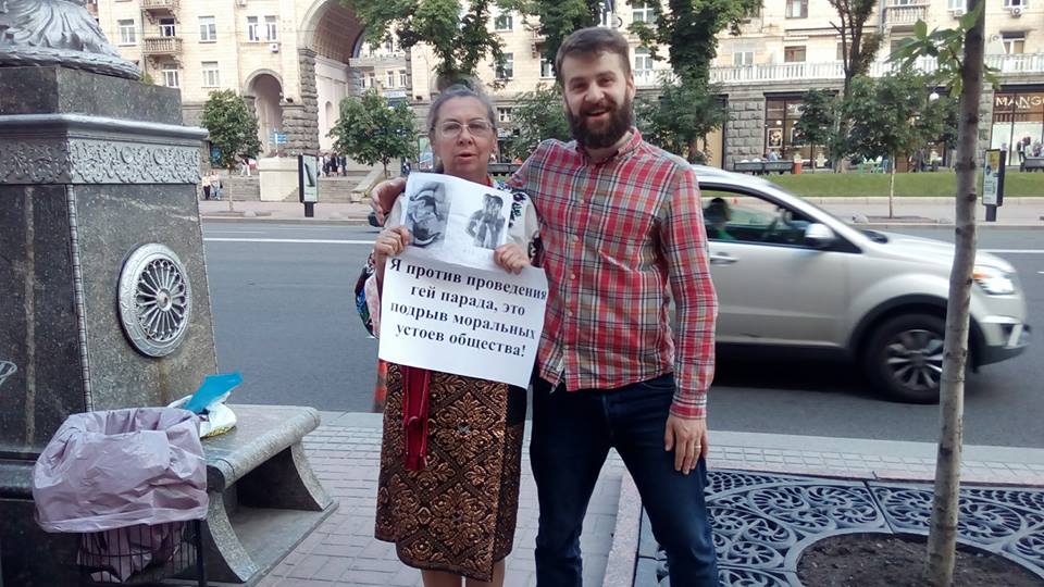 Як київський гей-активіст тролить бабусь, мітингуючих проти гей-парадів - фото 1