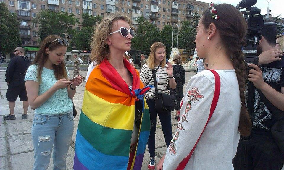 У Маріуполі жінка прийшла з прапором ЛНБТ на парад "Азову" (ФОТО) - фото 2