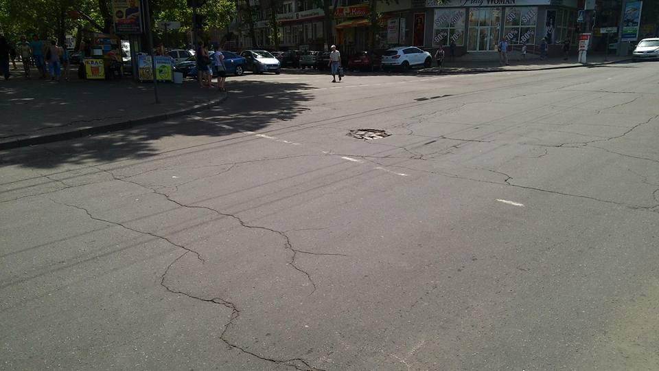 У центрі Миколаєва ями на дорогах досягли бруківки з минулого - фото 2