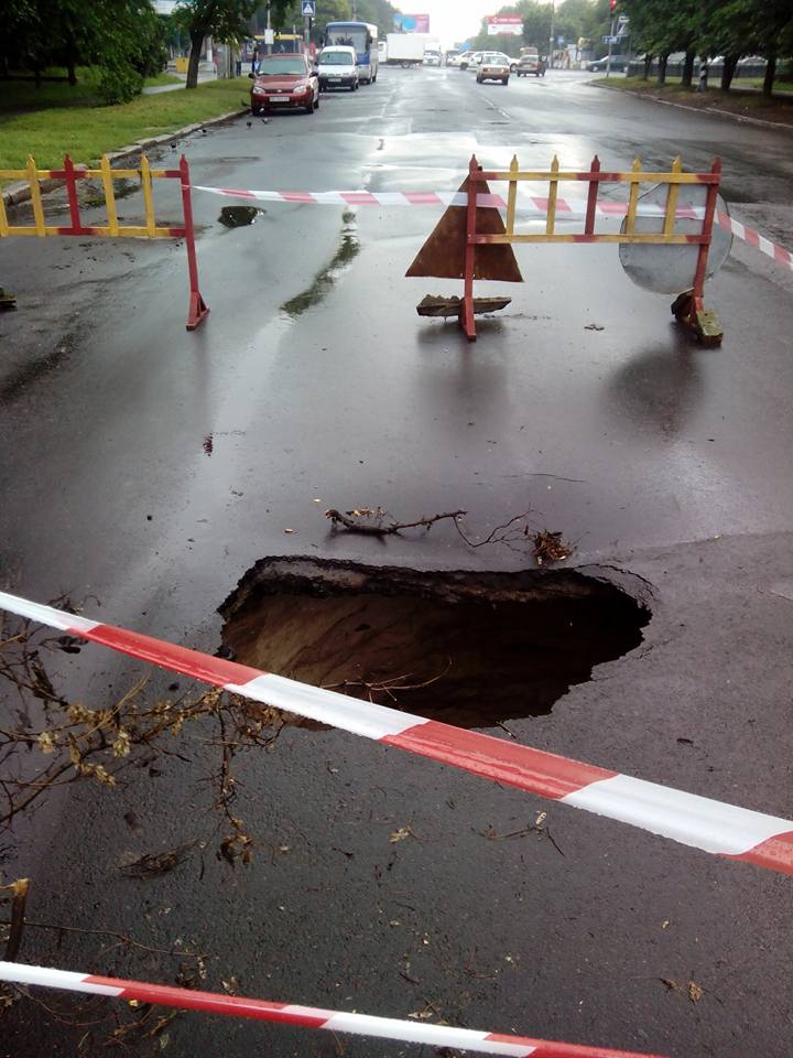 У Миколаєві на щойно відремонтованій дорозі утворилось величезне провалля - фото 1