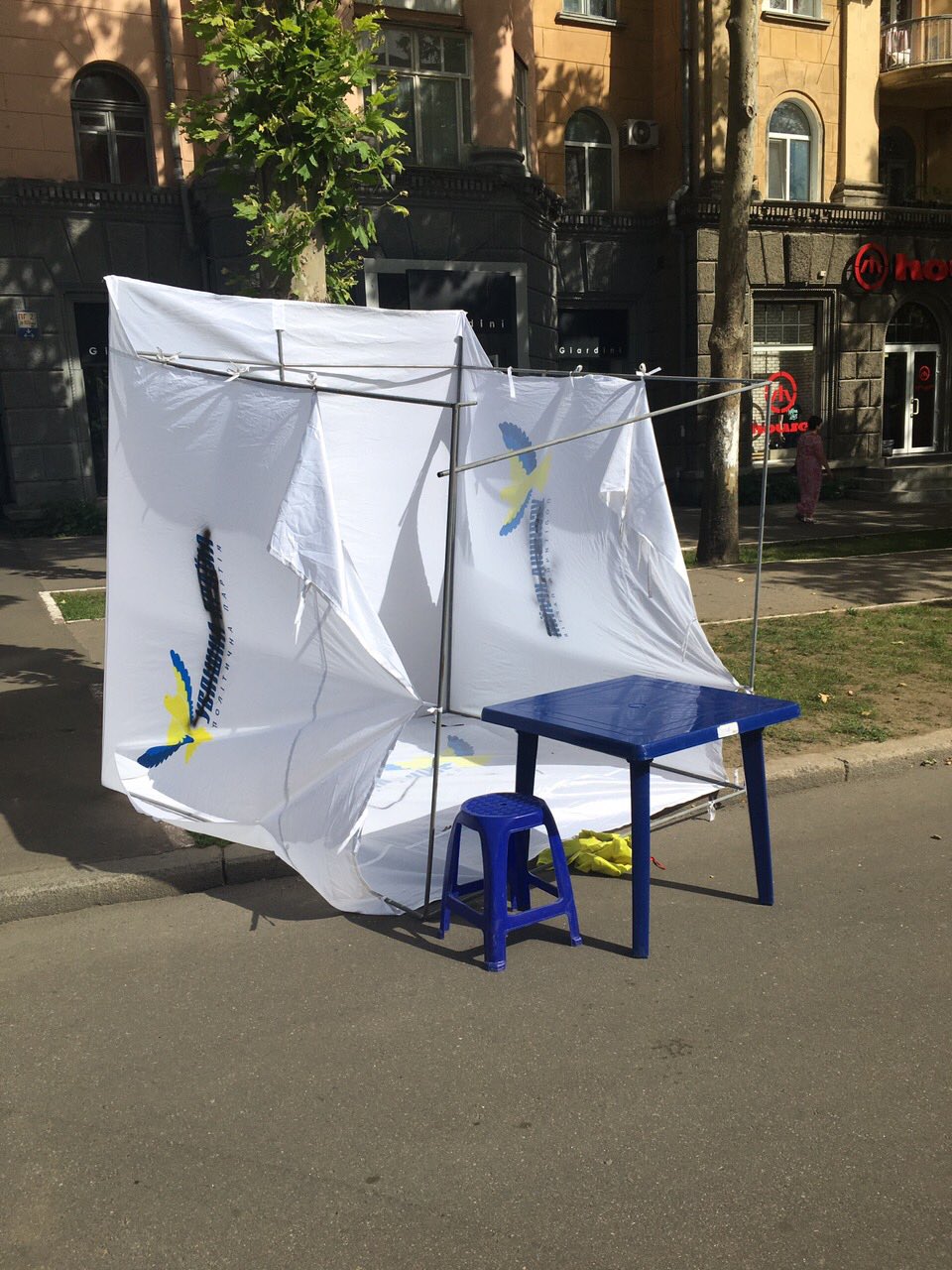 Сепари: у Миколаєві  обмалювали палатки партії соратника Януковича - фото 2