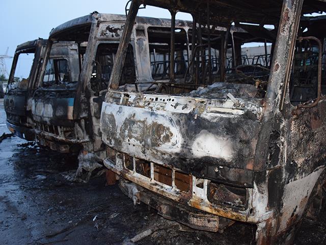 У Миколаєві на стоянці "Еталону" згоріло сім автобусів - фото 4