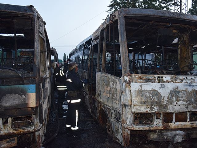 У Миколаєві на стоянці "Еталону" згоріло сім автобусів - фото 2