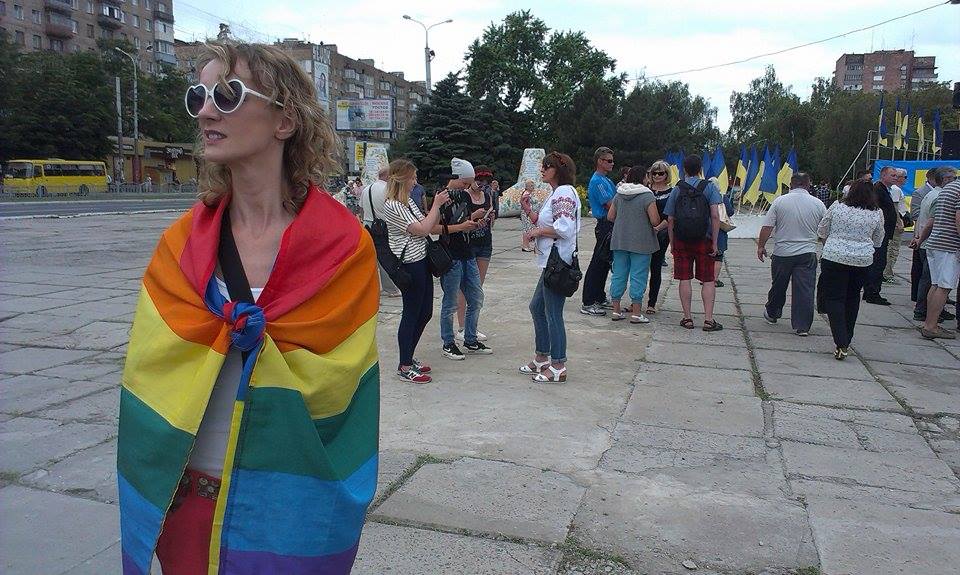 У Маріуполі жінка прийшла з прапором ЛНБТ на парад "Азову" (ФОТО) - фото 1