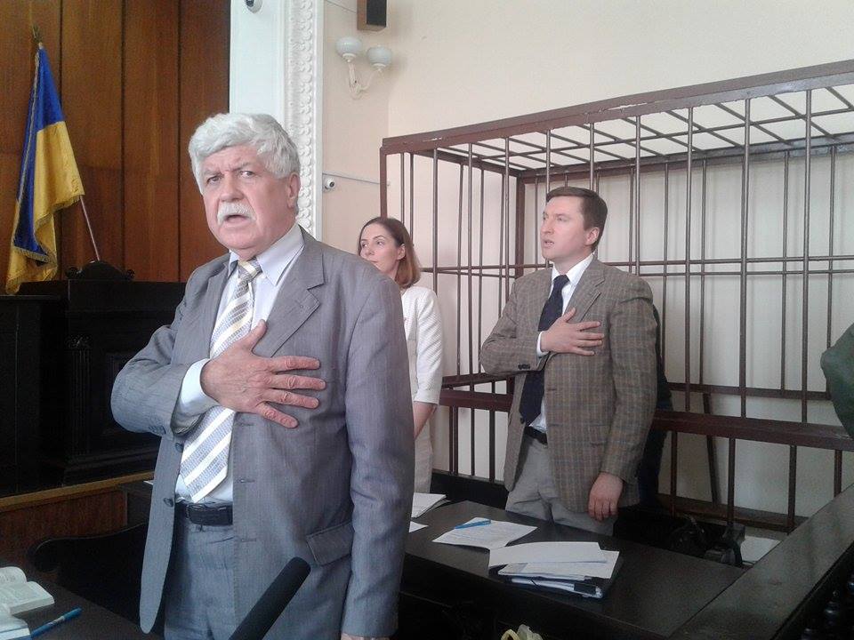 У Вінниці оскаржують вирок активісту, який порвав портрет Порошенка - фото 3
