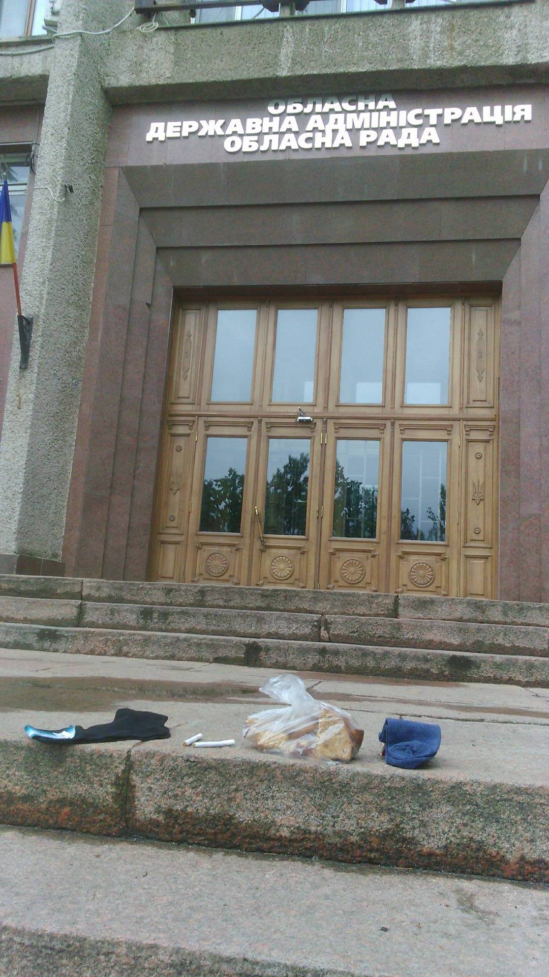 Сухарі, шкарпетки та цигарки: екс-голову Миколаївської ОДА збирають до в'язниці - фото 1