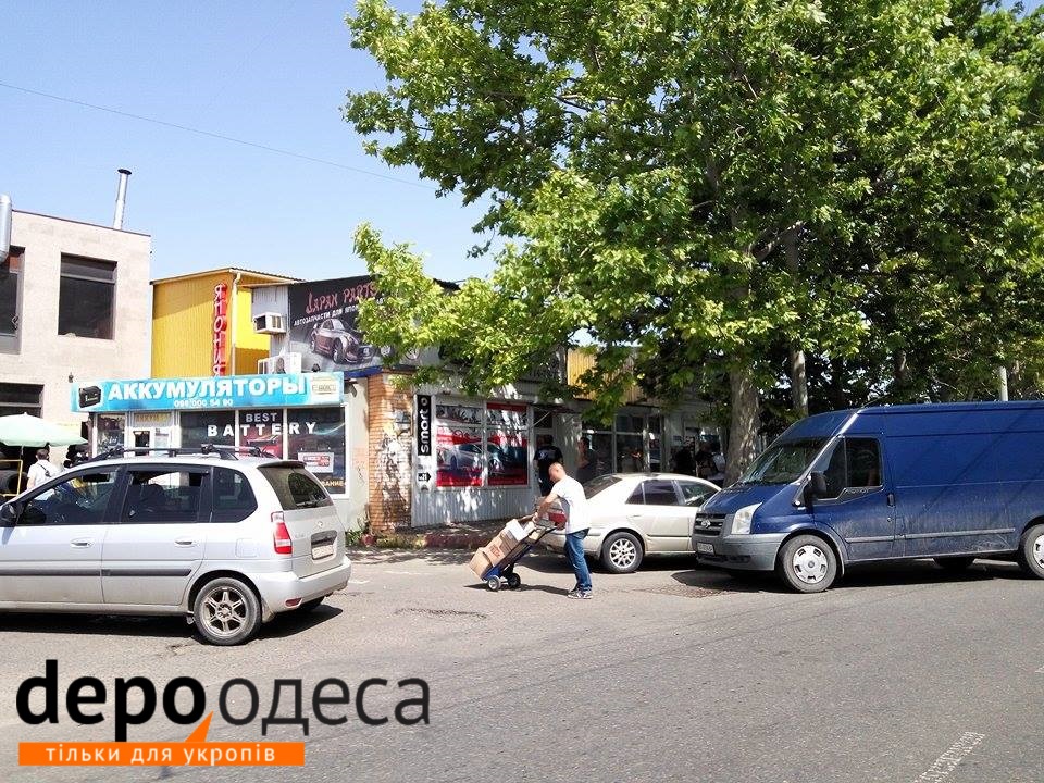 В Одесі власники магазинів на ринку "Успіх" намагаються врятувати свій товар - фото 4