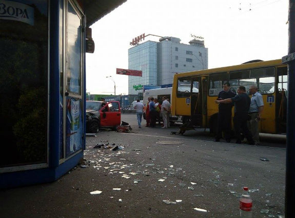 У Києві автівка протаранила зупинку: є загиблі та травмовані - фото 5