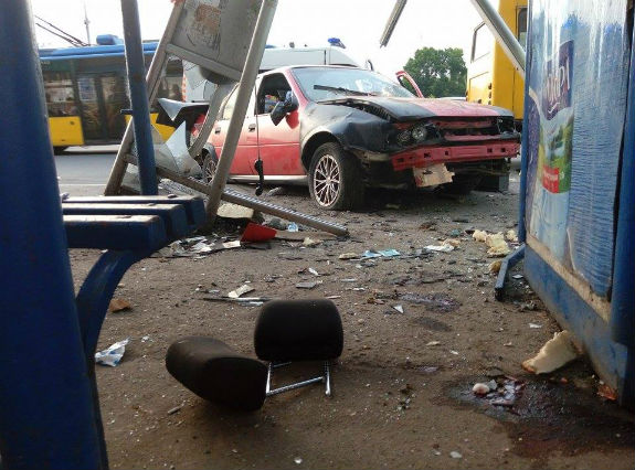 У Києві автівка протаранила зупинку: є загиблі та травмовані  - фото 2