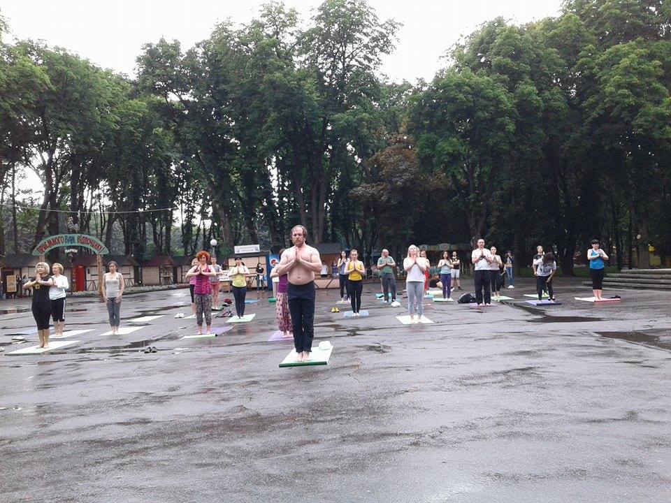 Асани в калюжах: Як День йоги у Вінниці "підмочила" злива - фото 5