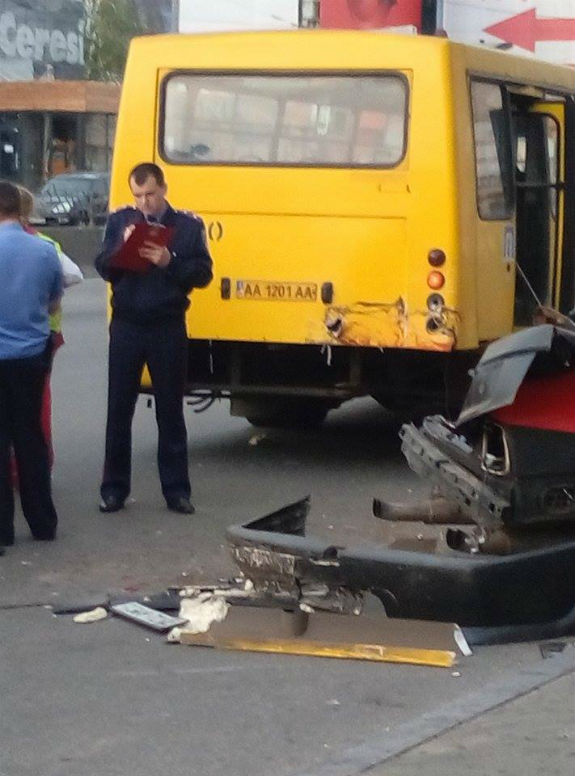 У Києві автівка протаранила зупинку: є загиблі та травмовані  - фото 3