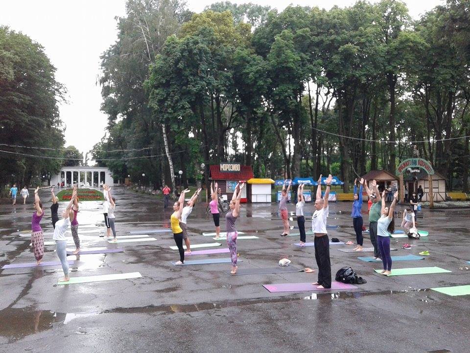 Асани в калюжах: Як День йоги у Вінниці "підмочила" злива - фото 6