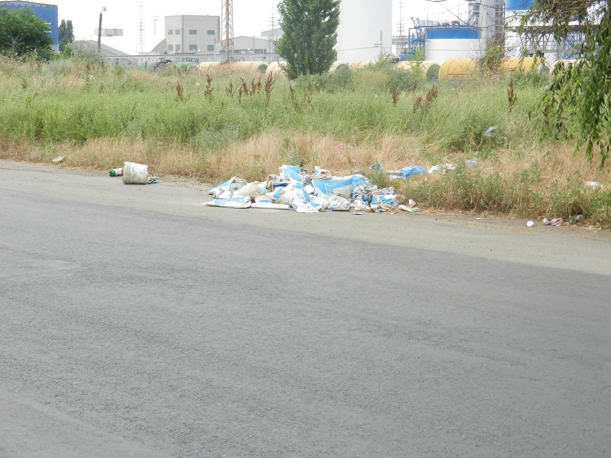 У Миколаєві зливову каналізацію забивають сміттям
