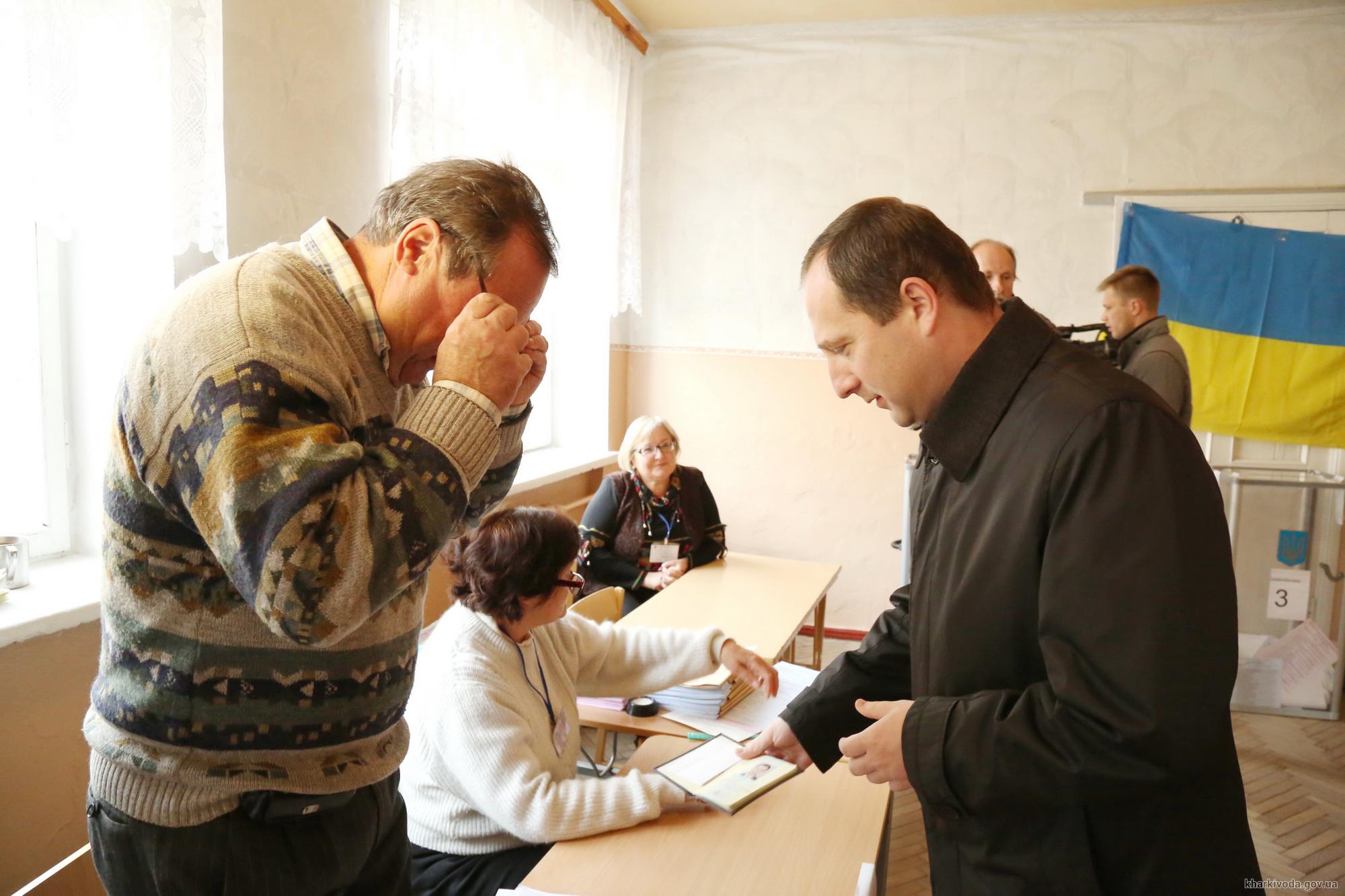 Голова Харківської ОДА проголосував під прицілом камер   - фото 2