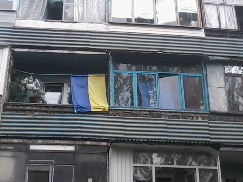 Мешканець Запоріжжя повісив на балконі прапор "регіоналів" - фото 1