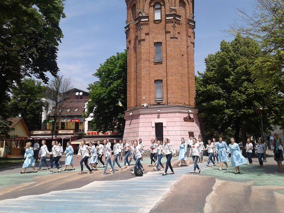 Вінницькі СБУшники "вдарили" флешмобом по тероризму - фото 1 Вінницькі СБУшники "вдарили" флешмобом по тероризму - фото 1