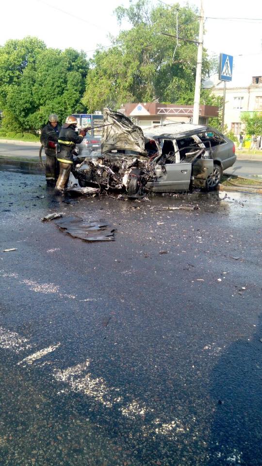 У Харкові після зіткнення з автобусом спалахнув легковик  - фото 3