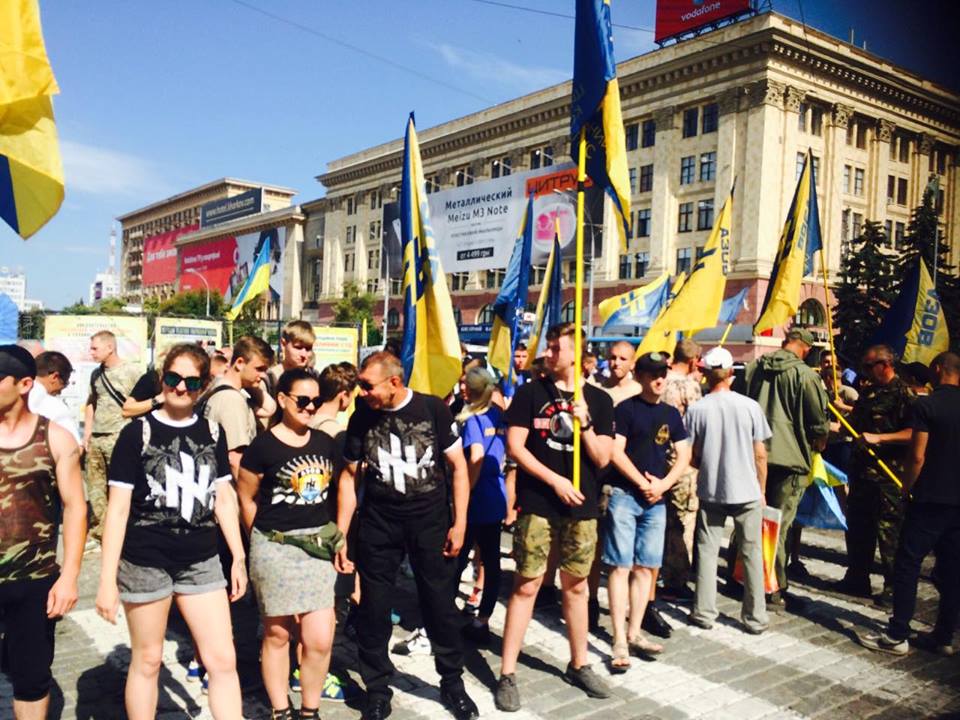 У центрі Харкова "Азов" вийшов захищати добровольців  - фото 2