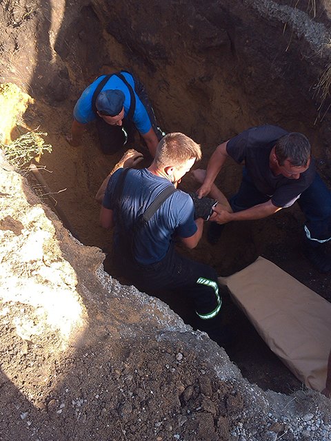 На Миколаївщині двох чоловіків засипало землею в каналізаційній мережі - фото 2