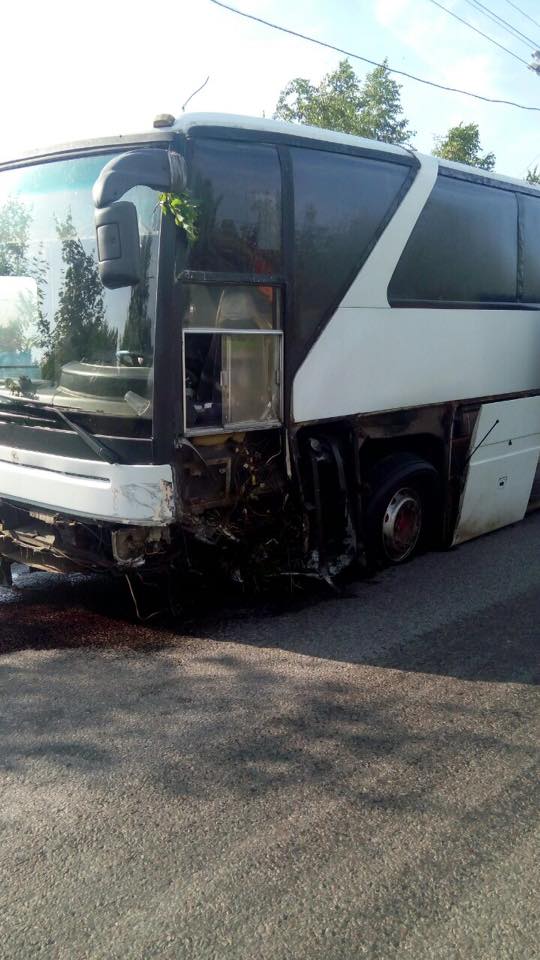 У Харкові після зіткнення з автобусом спалахнув легковик  - фото 4