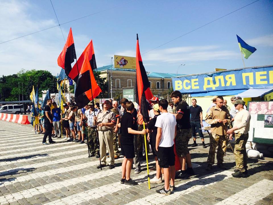 У центрі Харкова "Азов" вийшов захищати добровольців  - фото 1