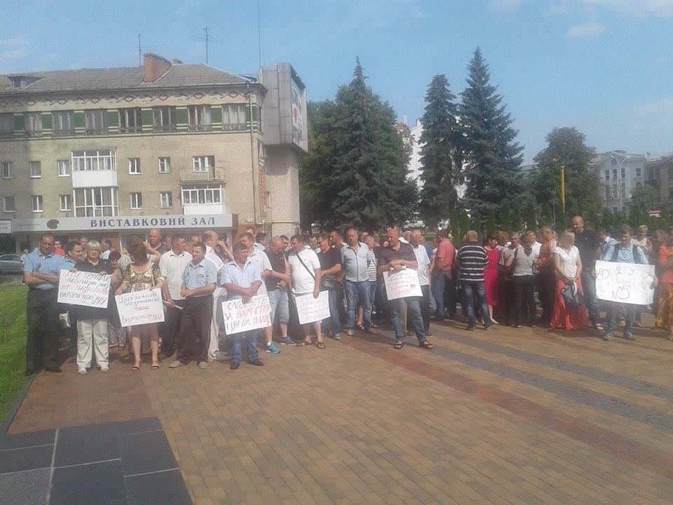 Під Вінницькою міськрадою зібралось одразу кілька мітингів - фото 1