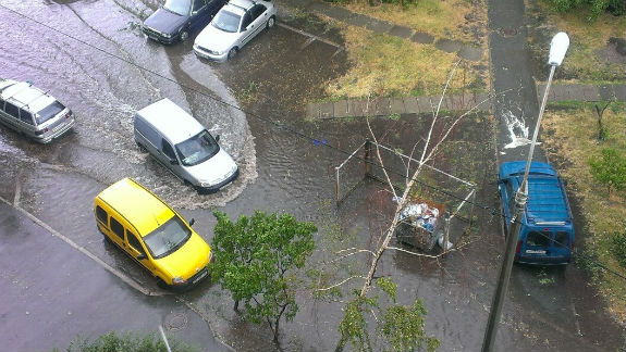 Наслідки зливи: на столичній Троєщині "плавають" автівки - фото 2 Наслідки зливи: на столичній Троєщині "плавають" автівки - фото 2